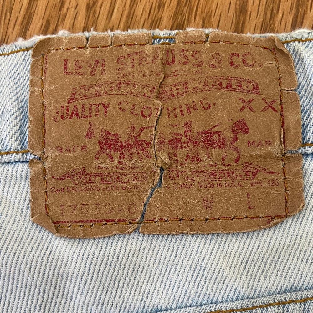 Levi’s ‘90s light Blue Denim Frayed Hem zip up shorts - Picture 8 of 9